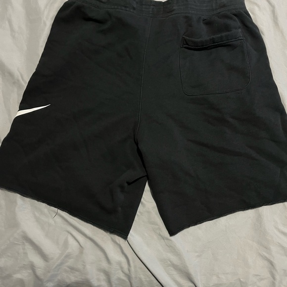 Nike Men’s Large big Nike Swoosh Athletic gym shorts - Picture 2 of 2